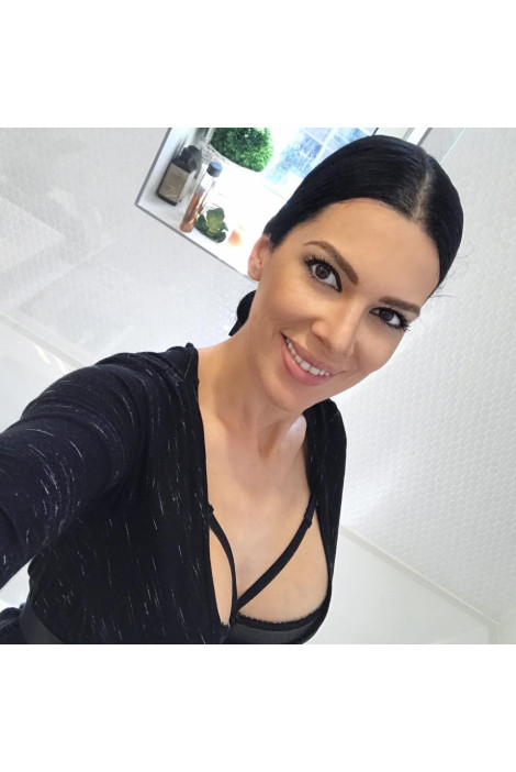 Izjemno čuten črn podložen nedrček z zapeljivimi okrasnimi trakovi.